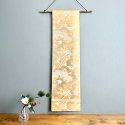 帯のタペストリー 鮮やかな緑に金色と花 着物リメイク インテリア