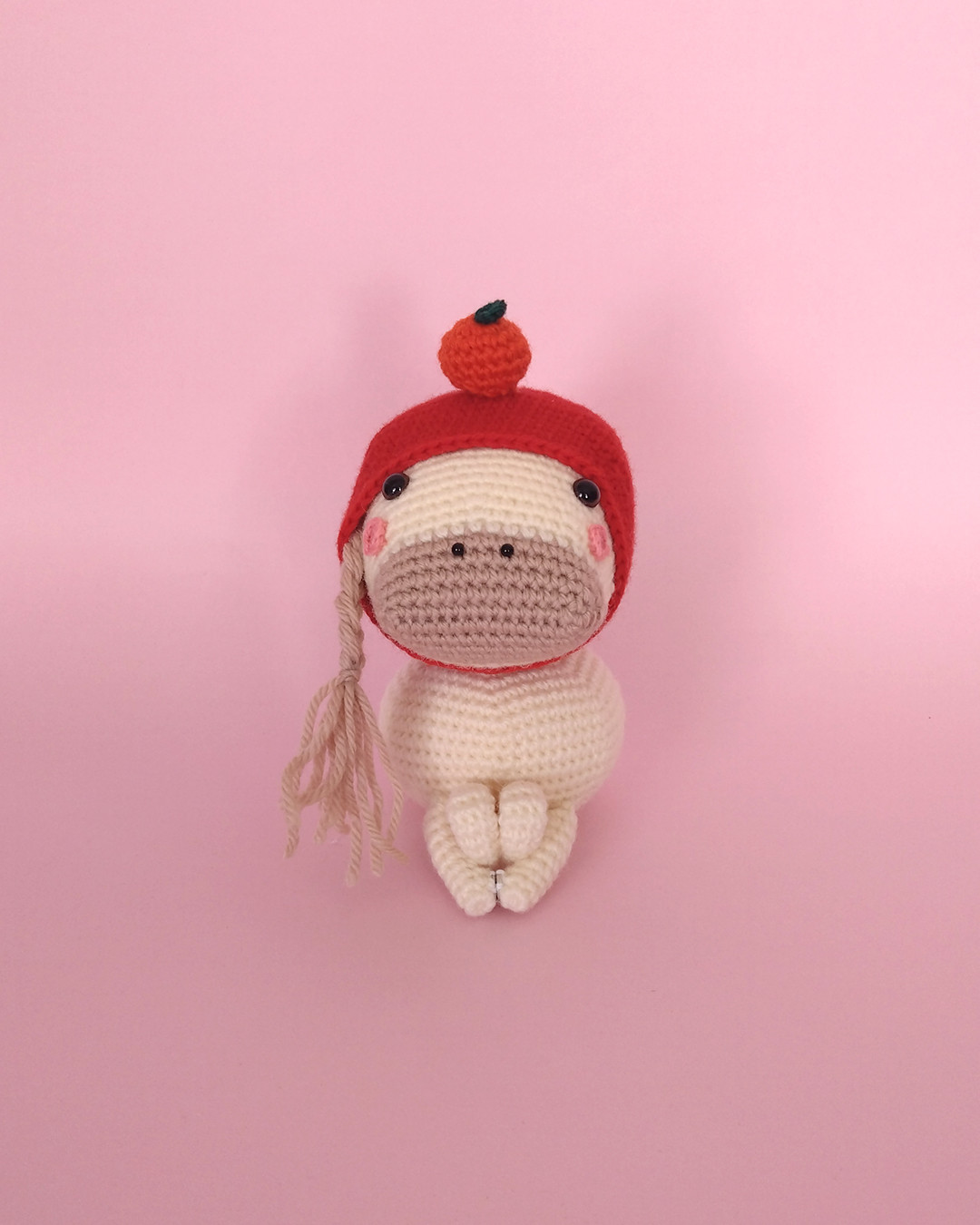 【干支の午くん、鏡餅なのに体育座りが悩ましい】あみぐるみ インテリア雑貨 プレゼント