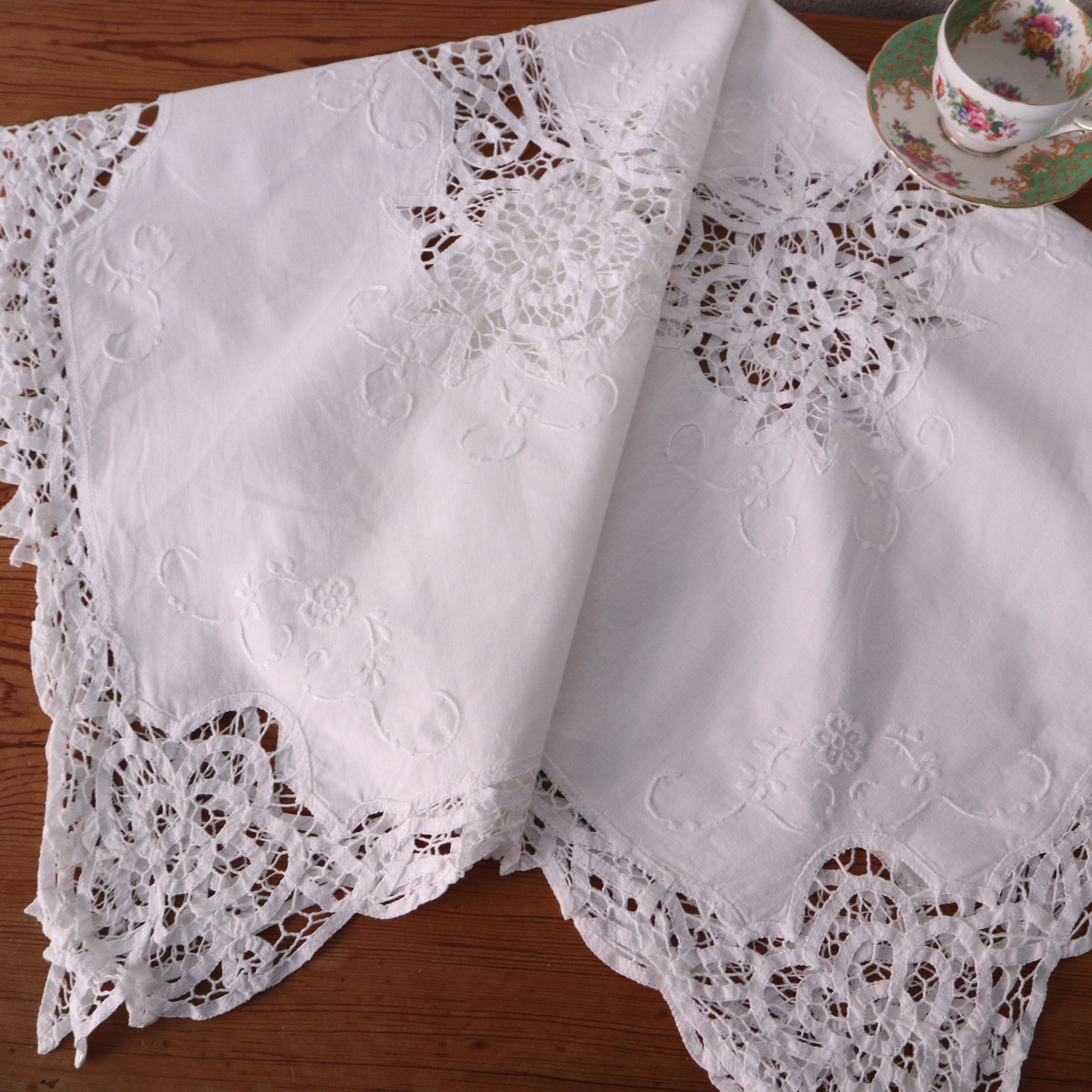 フランスの手仕事/華やかなバテンレースとお花の白糸手刺繍 テーブルクロス（ヴィンテージ・生地）