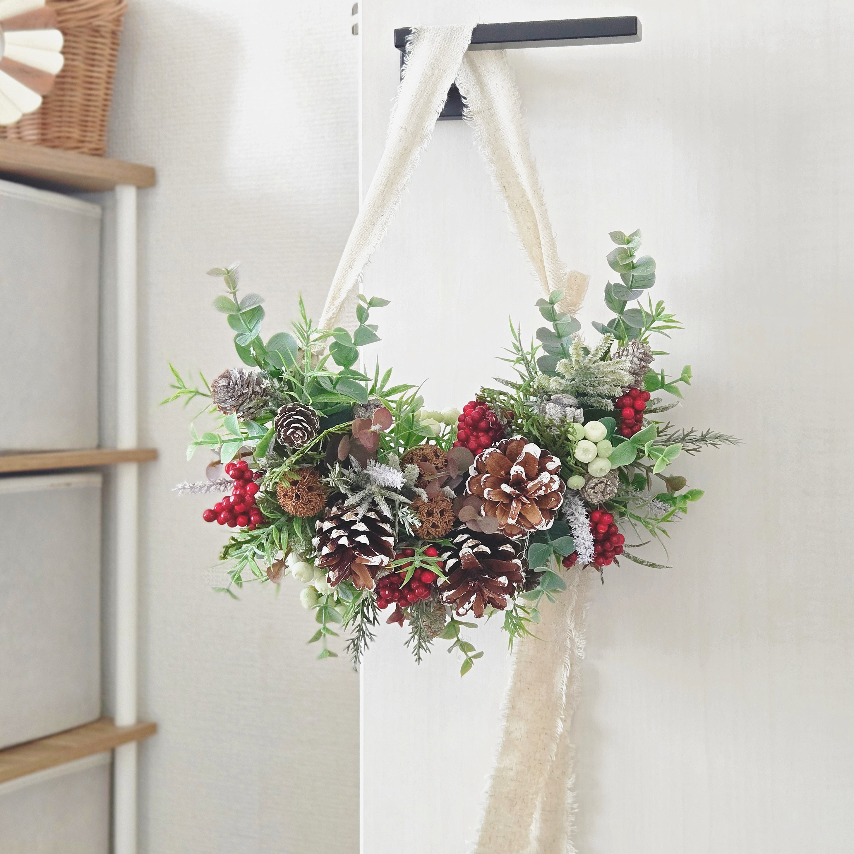 木の実いっぱい♪赤×グリーンのハーフムーンリース (アーティフィシャルフラワー)｜造花　玄関　クリスマス　スワッグ　冬