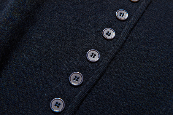 快適さとスタイルを両立　上質なウール100%のニットベスト　ウール100％　ネイビー　251101-2 6枚目の画像