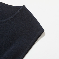 快適さとスタイルを両立　上質なウール100%のニットベスト　ウール100％　ネイビー　251101-2 3枚目の画像