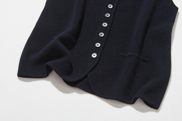 快適さとスタイルを両立　上質なウール100%のニットベスト　ウール100％　ネイビー　251101-2 5枚目の画像
