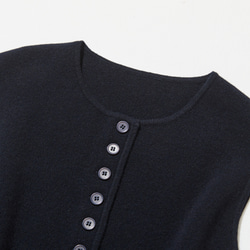 快適さとスタイルを両立　上質なウール100%のニットベスト　ウール100％　ネイビー　251101-2 2枚目の画像