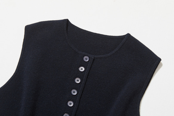 快適さとスタイルを両立　上質なウール100%のニットベスト　ウール100％　ネイビー　251101-2 2枚目の画像