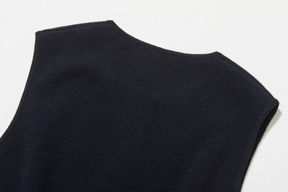 快適さとスタイルを両立　上質なウール100%のニットベスト　ウール100％　ネイビー　251101-2 10枚目の画像