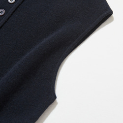 快適さとスタイルを両立　上質なウール100%のニットベスト　ウール100％　ネイビー　251101-2 4枚目の画像