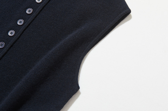 快適さとスタイルを両立　上質なウール100%のニットベスト　ウール100％　ネイビー　251101-2 4枚目の画像