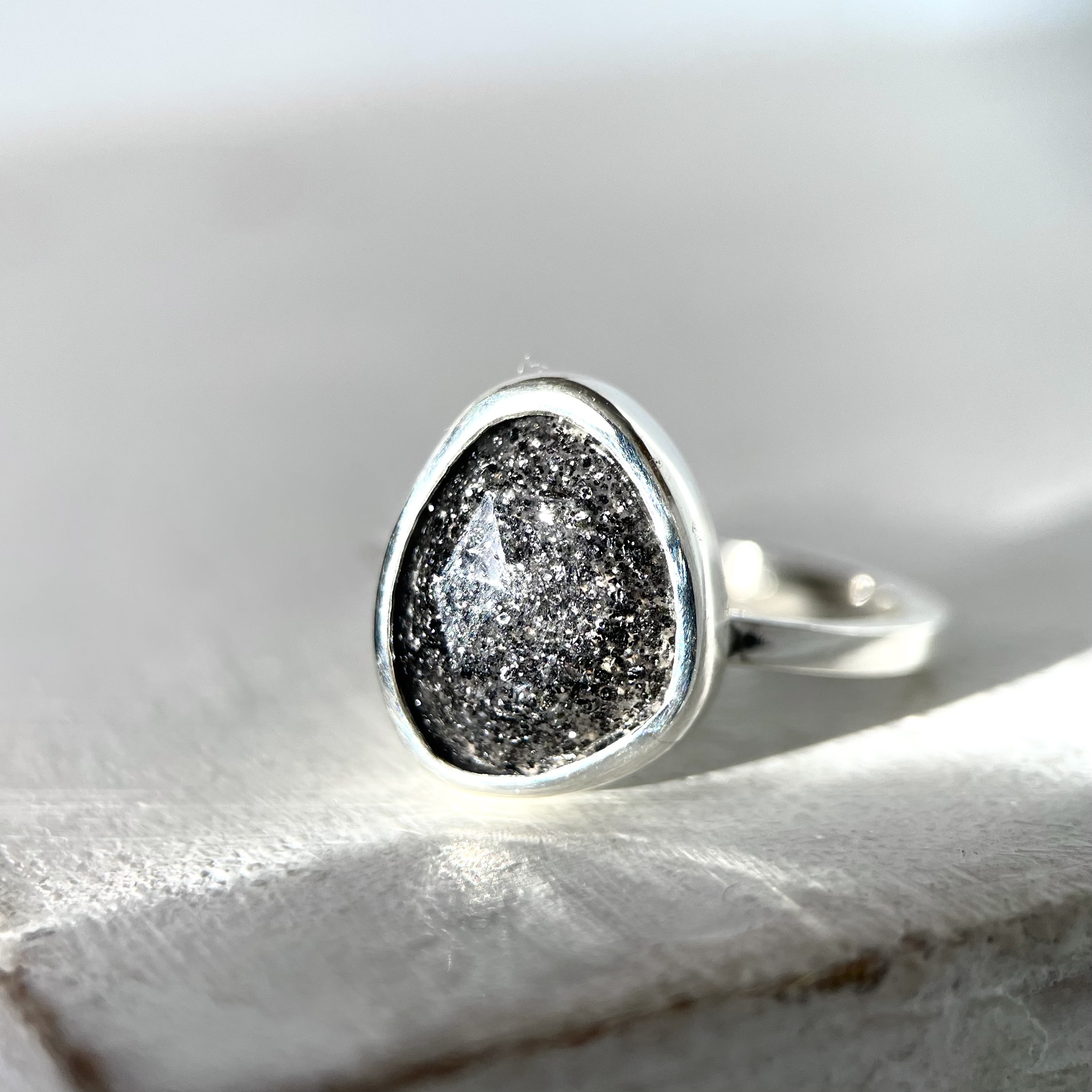 ザイズ9号【銀色グリッターの煌めき】グラファイトインクォーツリング　シルバー950  〈送料無料〉SR-210