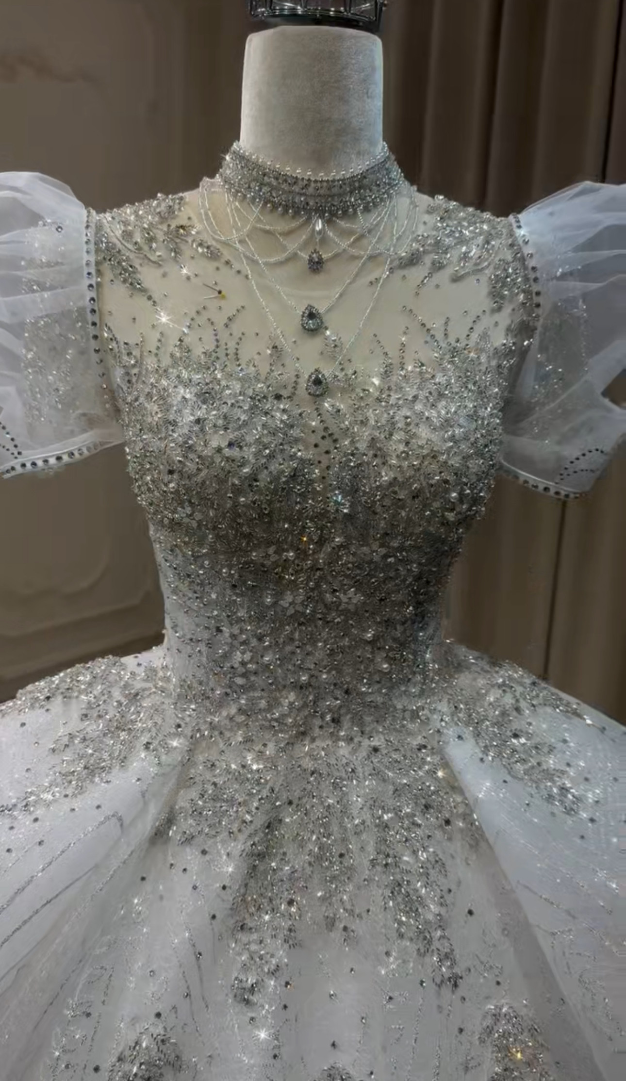 大人気上昇中！可愛いウェディングドレス　韓国スタイル　ストーン　パフスリーブ　上品　プリンセスライン　結婚式挙式二次会 79,673円