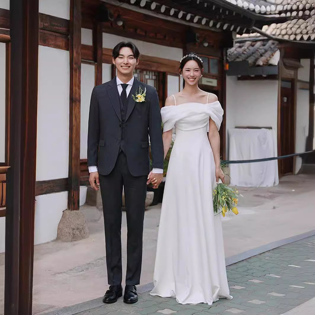 オフショルダー 白 黒 サテン シンプル ウェディングドレス 韓国風 结婚式 花嫁 演奏会 二次会 前撮り HL208