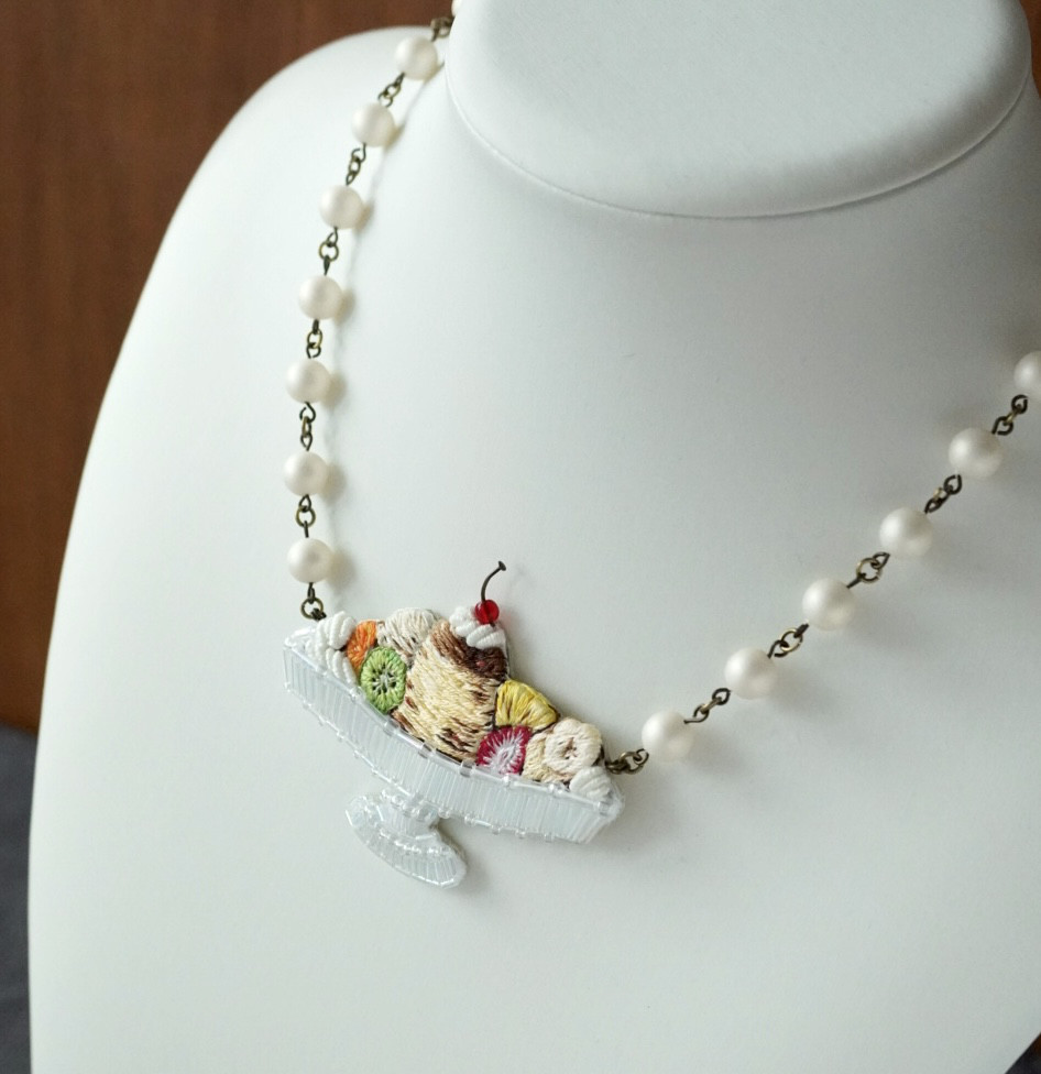 レトロなプリンアラモードのネックレス　刺繍とビーズのアクセサリー