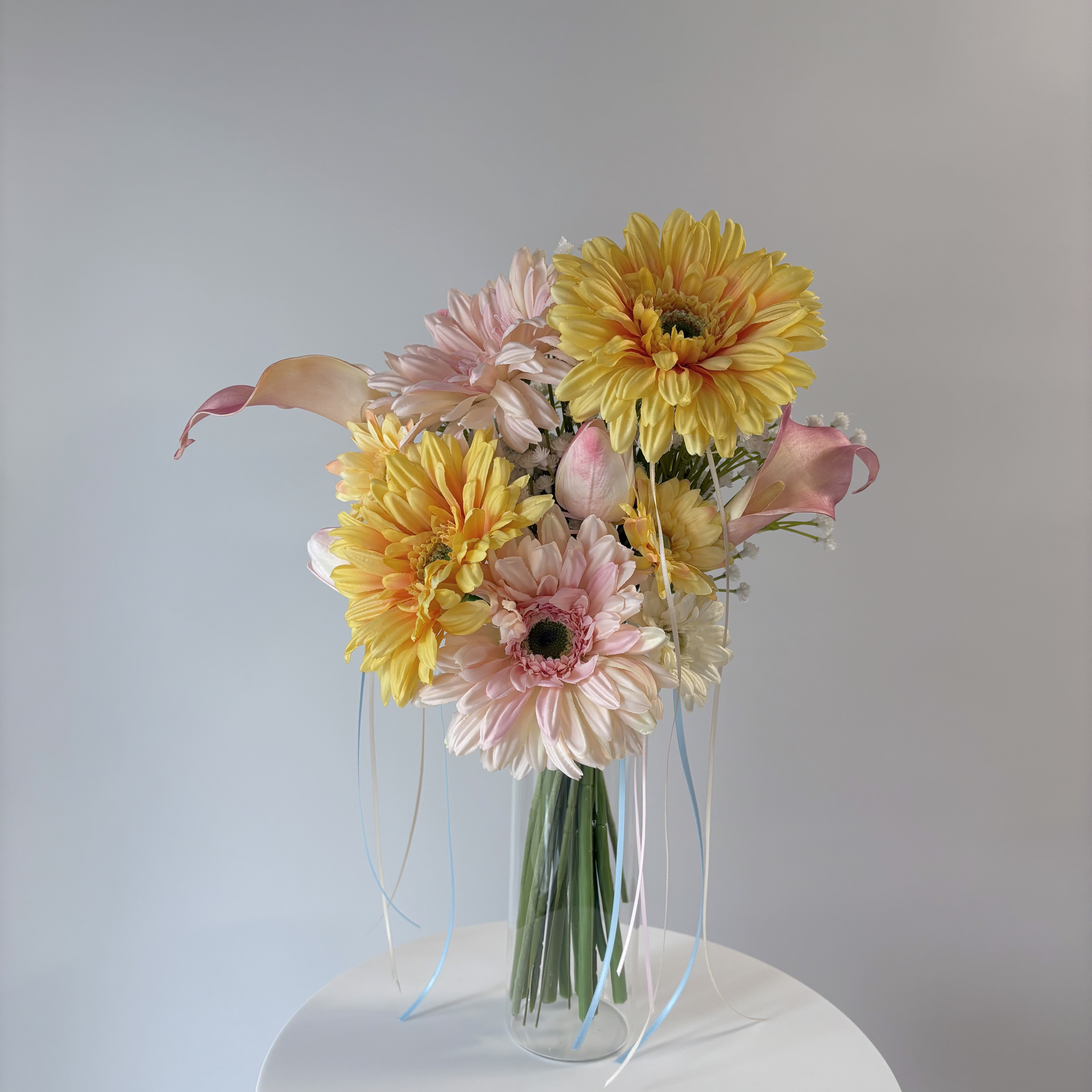 【ブートニア付】持つだけで明るい気持ちになれる｜リボンを使用したウェディングブーケ