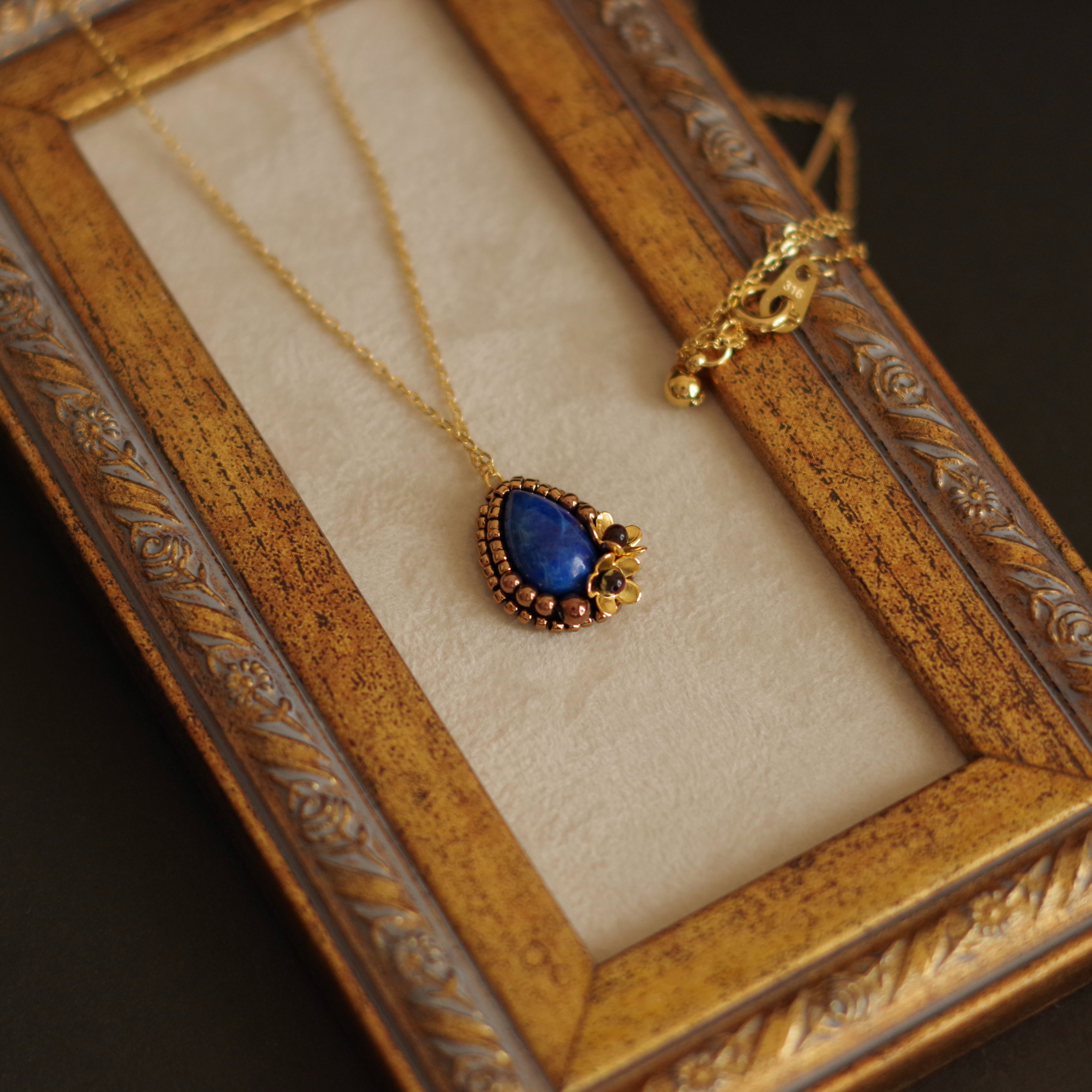 Soleil / ラピスラズリのビーズ刺繍ネックレス