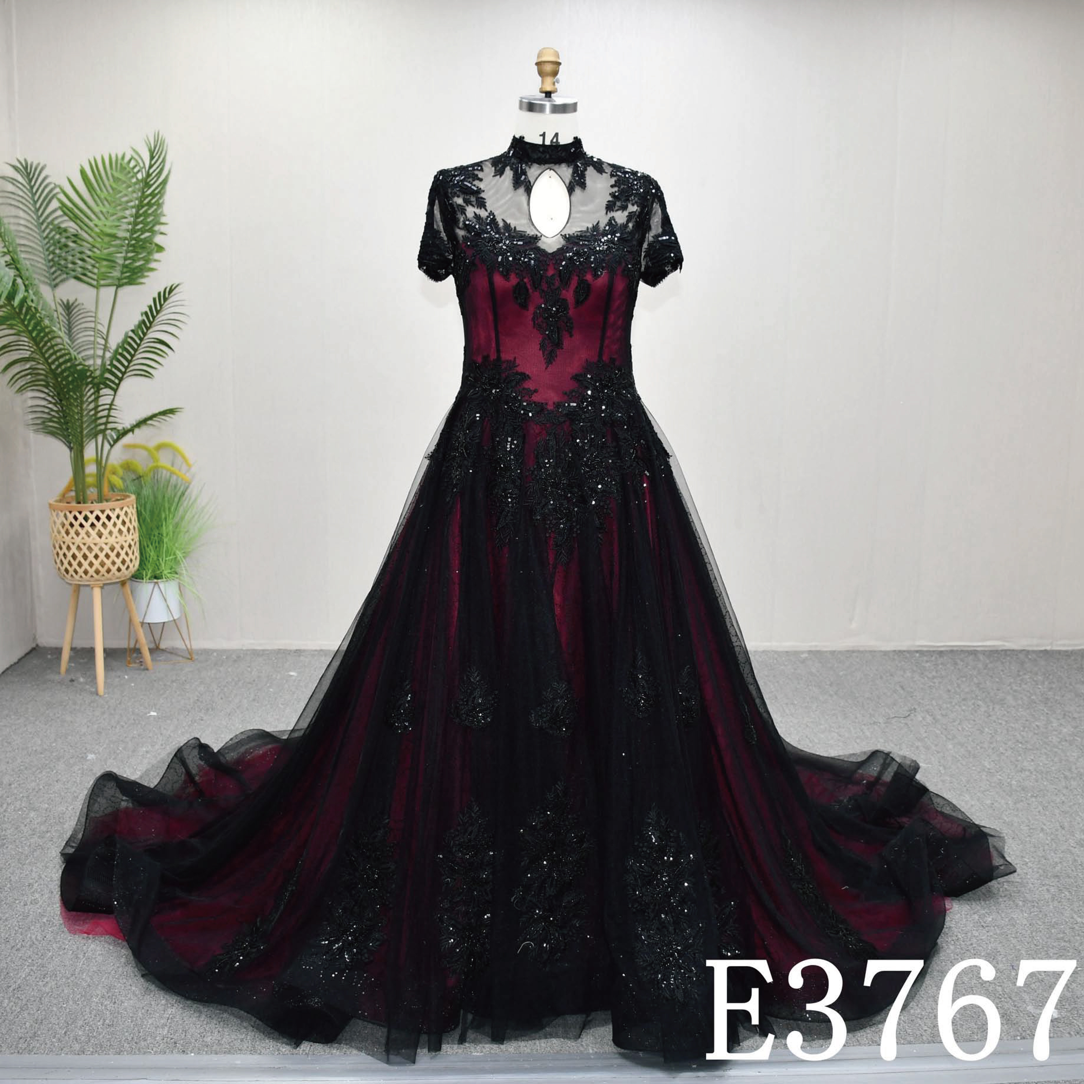 高評価続出　ブラック黒レッド赤　キラキラスカート　aライン　背中見せ　優雅美品　半袖　コンテスト　パーティー演奏会発表会