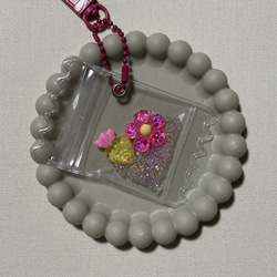 SOLD◇ ハンドメイド 糸 刺繍 タッセル バッグチャーム 苺 ケーキ