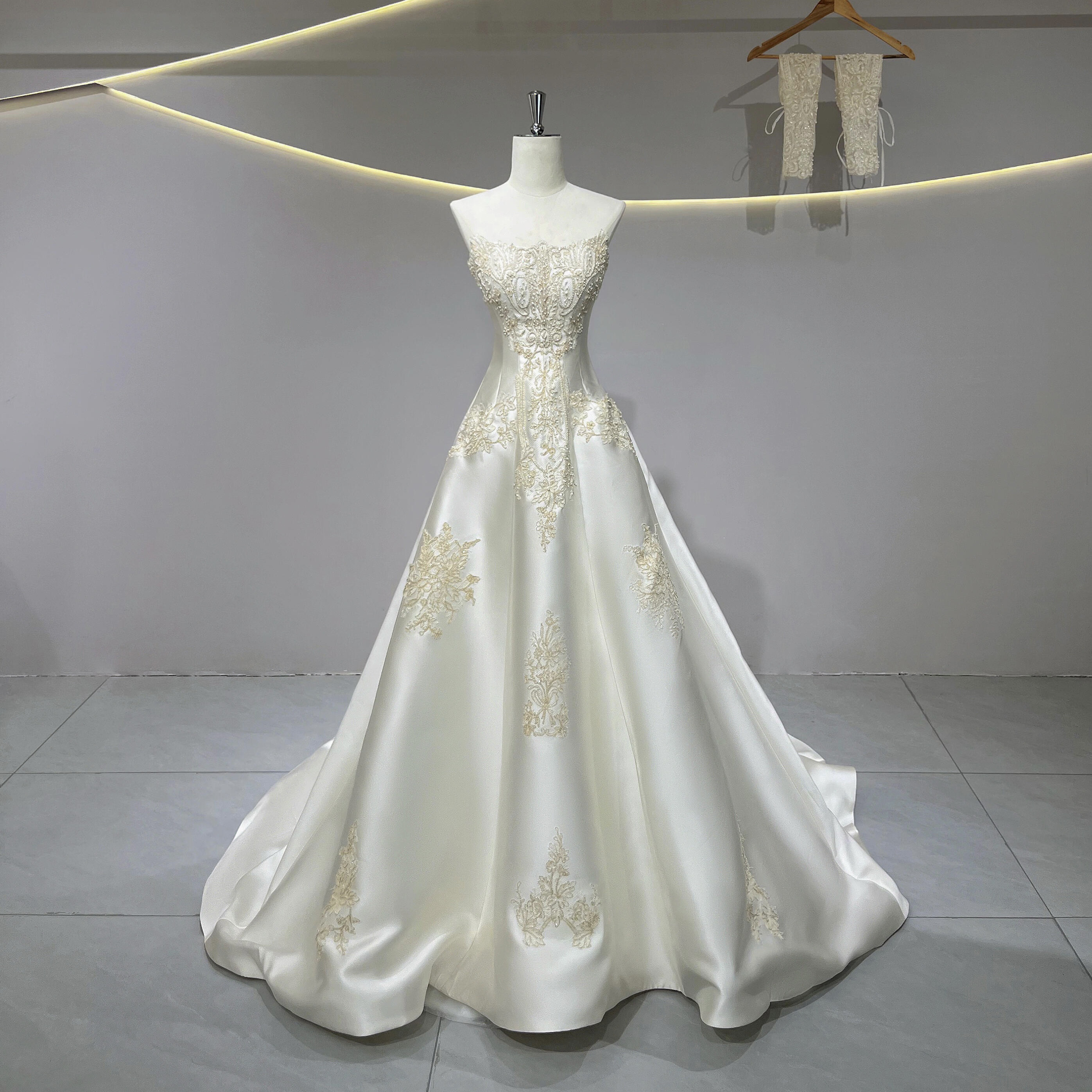 見逃さない　フランス風　バックリボン　繊細なレース　チューブトップ　グローブ付き　Aライン　オフホワイト細見えシルエット