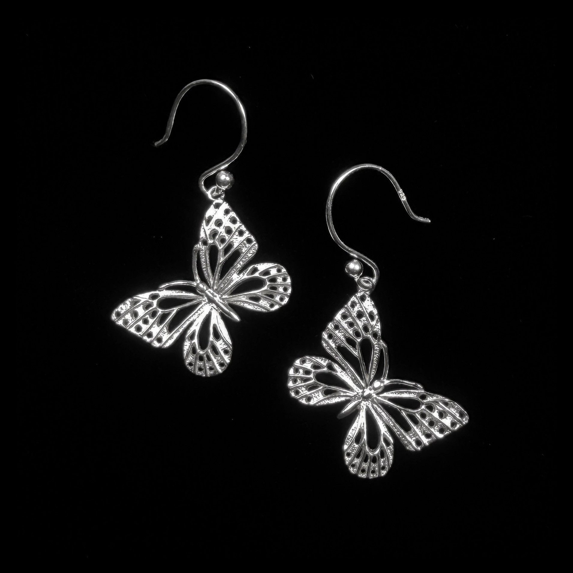 Lina｜リナ 蝶 フックピアス (SV925)  アサギマダラ (M size) シルバー 銀
