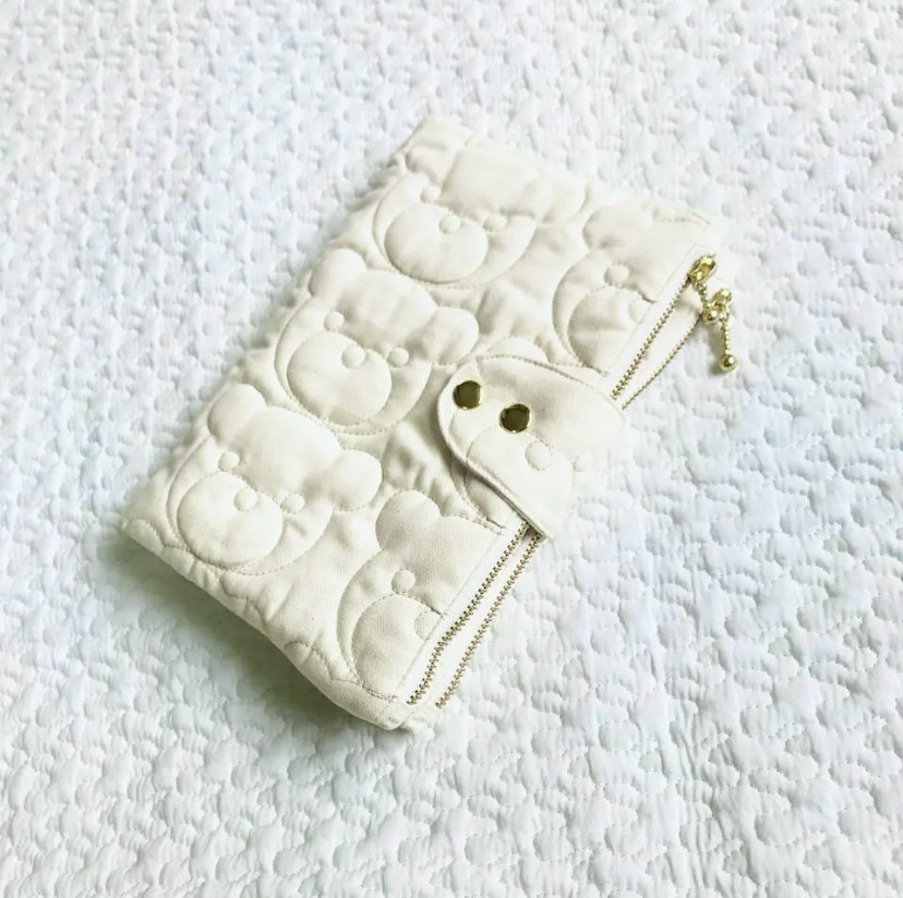 Mサイズ　kumasanスモーキーホワイト　選べる　母子手帳ケース　カードポケット増量ホックプラス　くまキルト　B6用