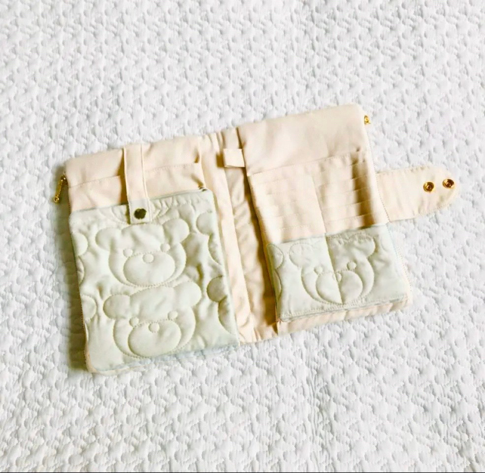 Mサイズ　kumasanスモーキーホワイト　選べる　母子手帳ケース　カードポケット増量ホックプラス　くまキルト　B6用