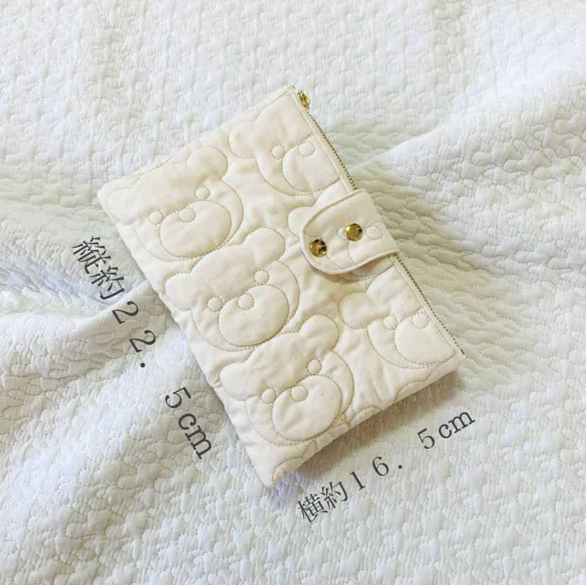 Mサイズ　kumasanスモーキーホワイト　選べる　母子手帳ケース　カードポケット増量ホックプラス　くまキルト　B6用