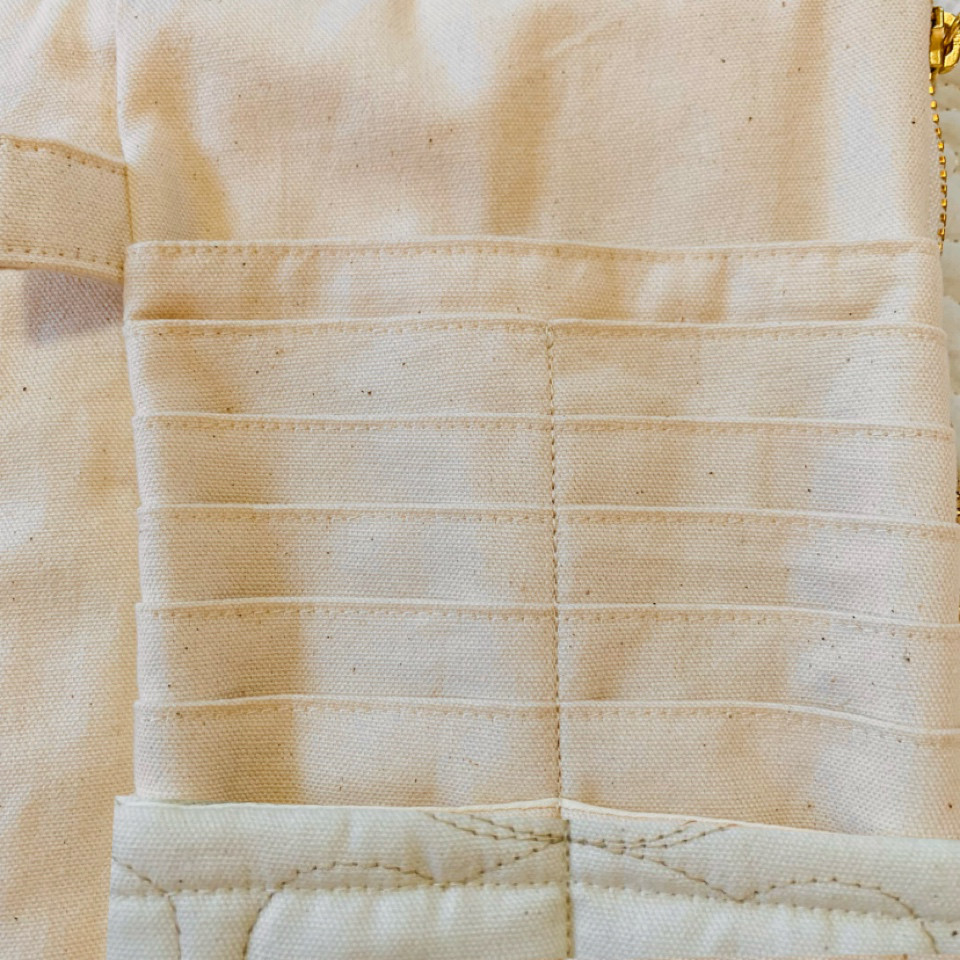 Mサイズ　kumasanスモーキーホワイト　選べる　母子手帳ケース　カードポケット増量ホックプラス　くまキルト　B6用