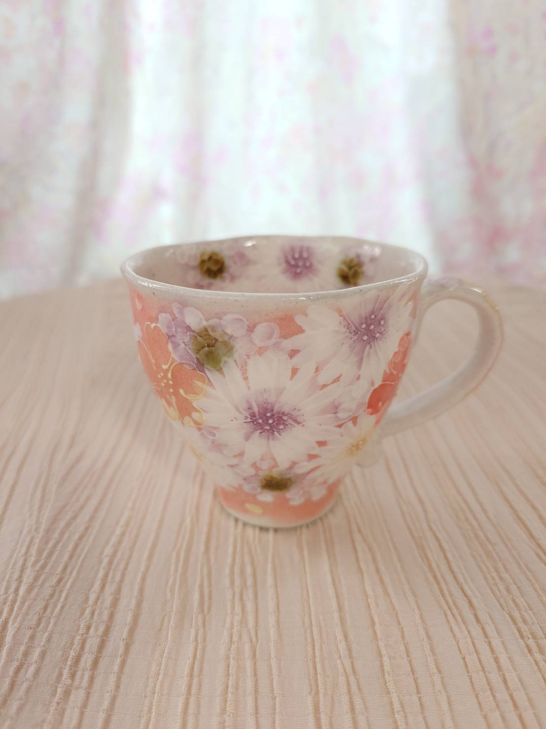 工房ゆずりは　マグカップ　白いマーガレットが華やかなで上品な絵柄　　彩紅小花