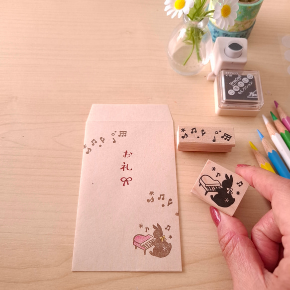 ピアノを弾くうさぎ　はんこ　ラバースタンプ　音楽　楽器　音符 2枚目の画像