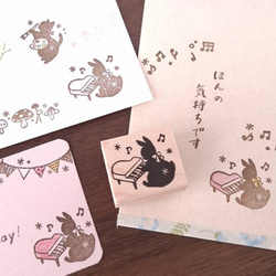 ピアノを弾くうさぎ　はんこ　ラバースタンプ　音楽　楽器　音符 1枚目の画像