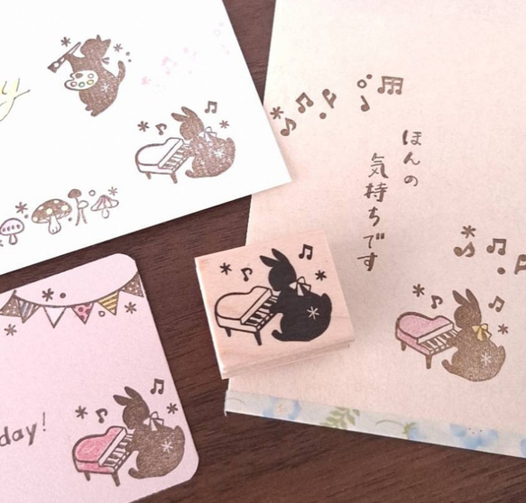 ピアノを弾くうさぎ　はんこ　ラバースタンプ　音楽　楽器　音符 1枚目の画像