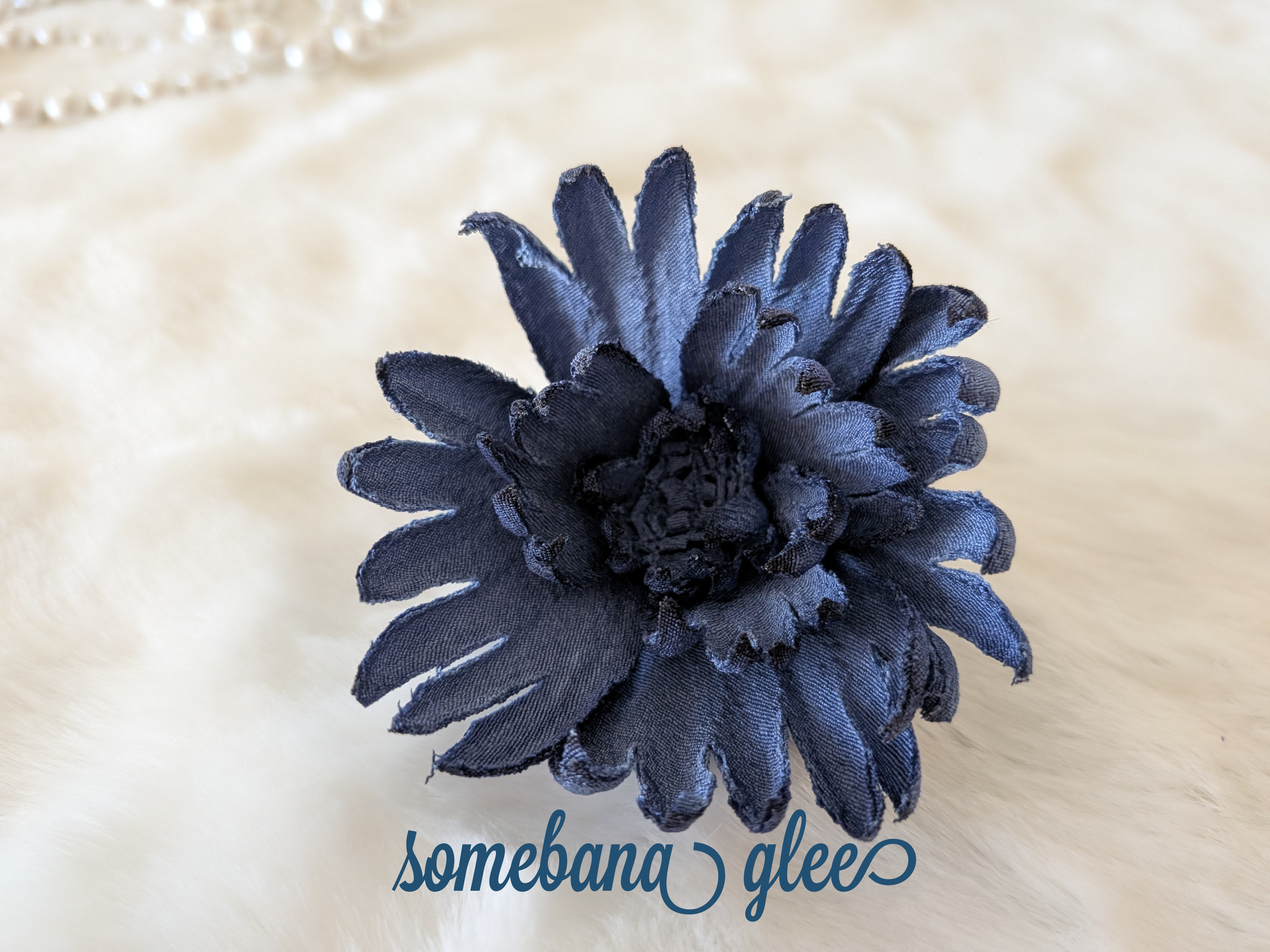 本絹ちりめん染花コサージュ《菊　青》