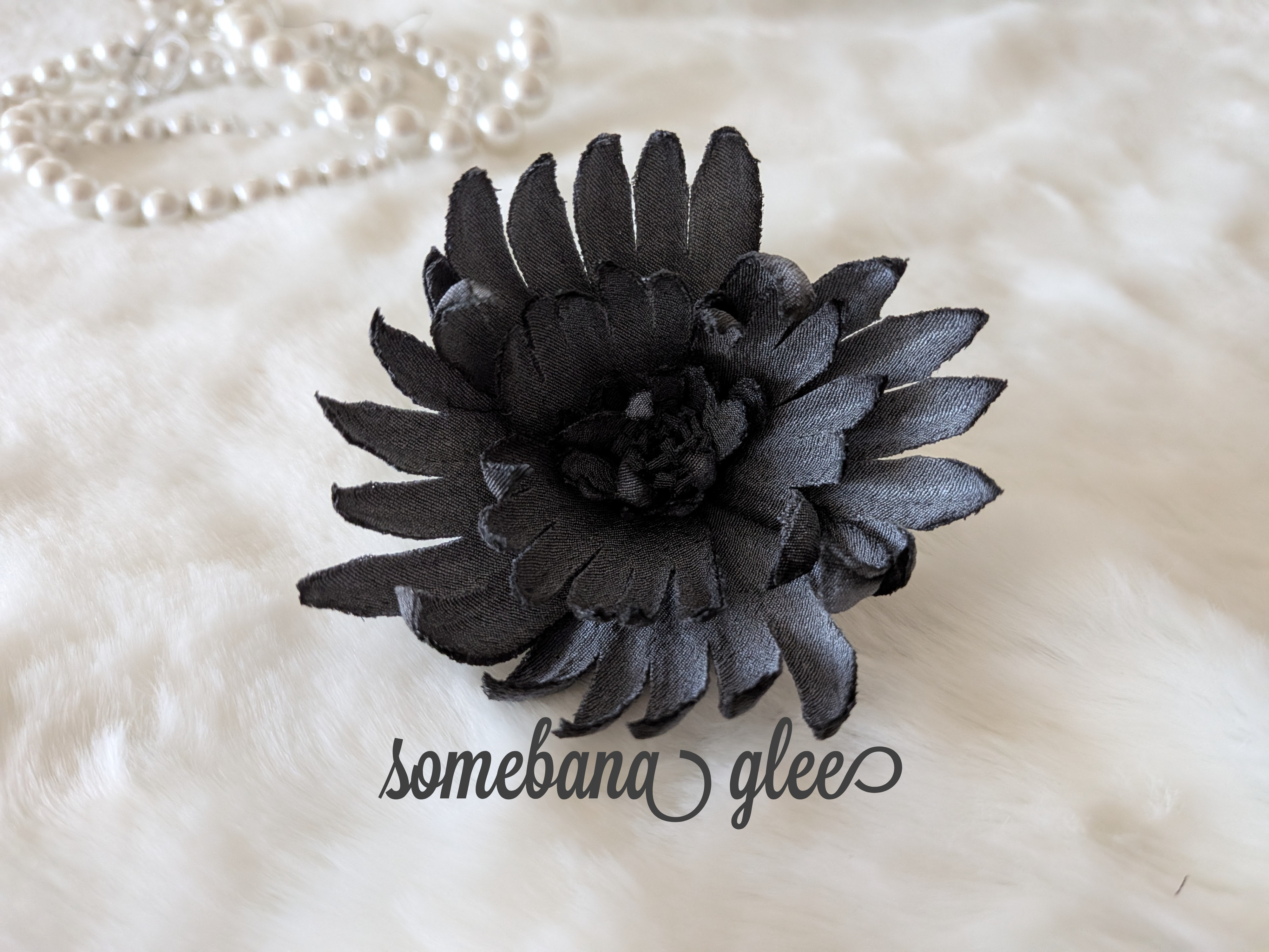 本絹ちりめん染花コサージュ《菊　グレー》