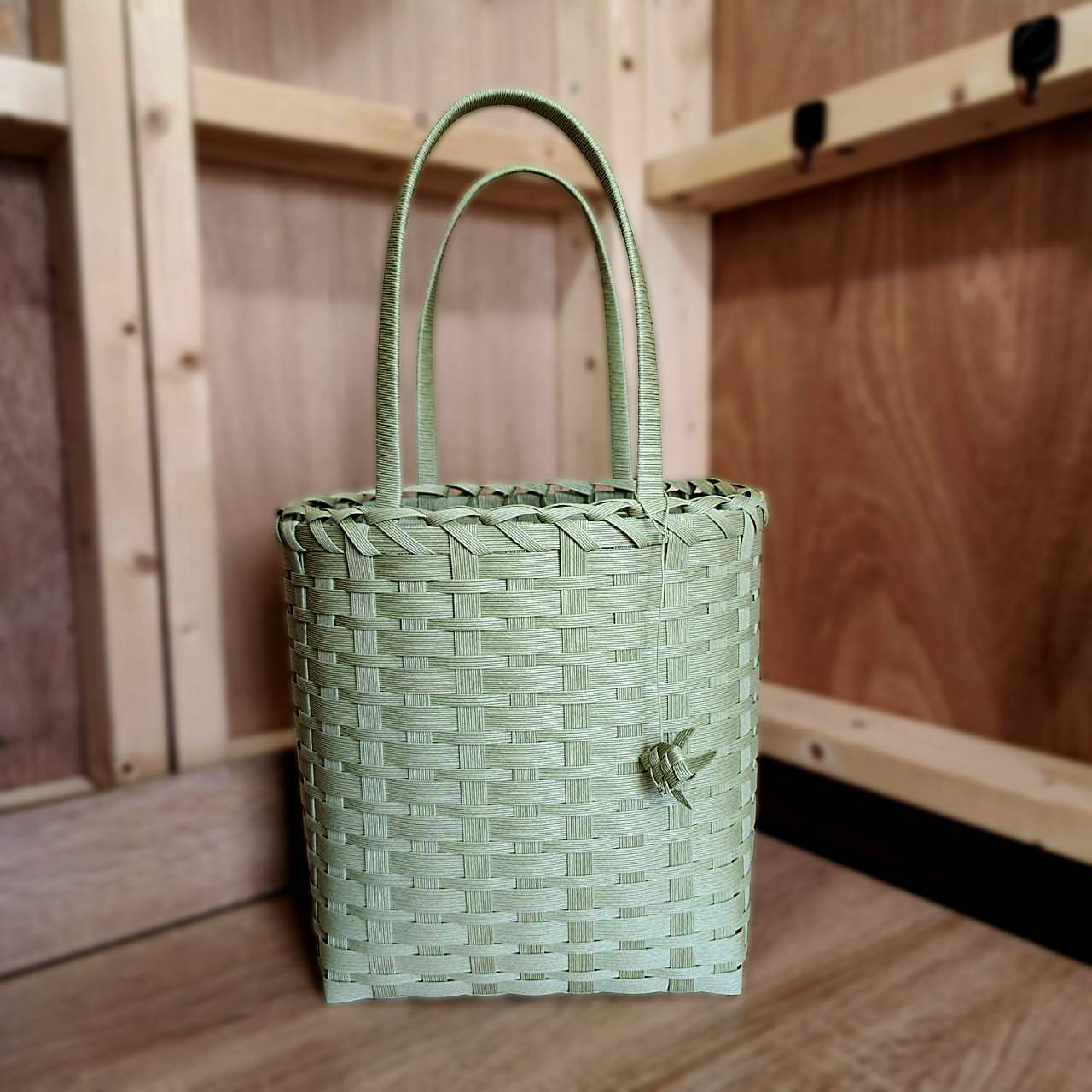 日和籠（ひよりかご）紙バンド レッスンバッグ モスグリーン 手編み　くすみグリーン 縦長トートタイプ
