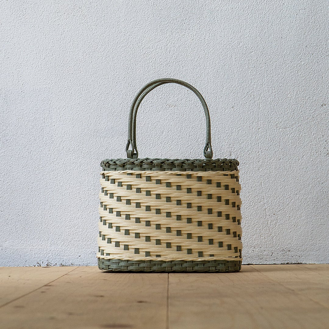 和籠（なごかご）飛ばし編みの手編みかごバッグ グリーン アイボリー 軽やかカラー コンパクト ちょっとしたお出かけに