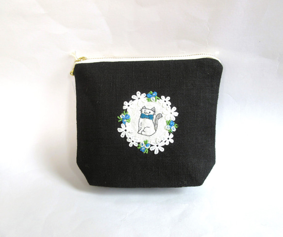 花咲く窓辺の猫ポーチ ブラックＣ 1枚目の画像