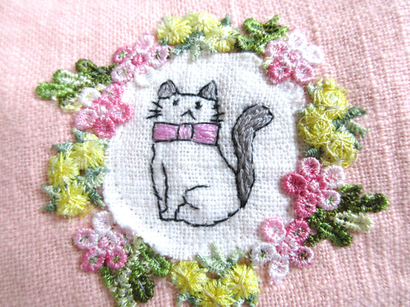 花咲く窓辺の猫ポーチ さくら色Ａ 3枚目の画像