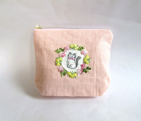 花咲く窓辺の猫ポーチ さくら色Ａ 1枚目の画像