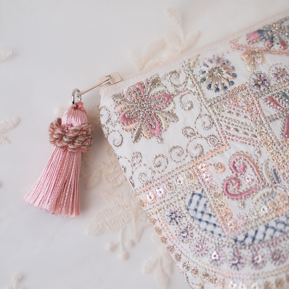 インド刺繍生地 ポーチ・ フラワーベージュ系（PK/GY）・ インド刺繍ファブリック 9枚目の画像