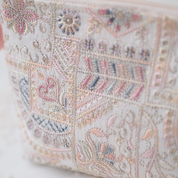 インド刺繍生地 ポーチ・ フラワーベージュ系（PK/GY）・ インド刺繍ファブリック 3枚目の画像