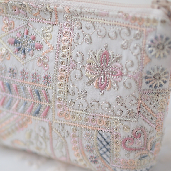 インド刺繍生地 ポーチ・ フラワーベージュ系（PK/GY）・ インド刺繍ファブリック 4枚目の画像