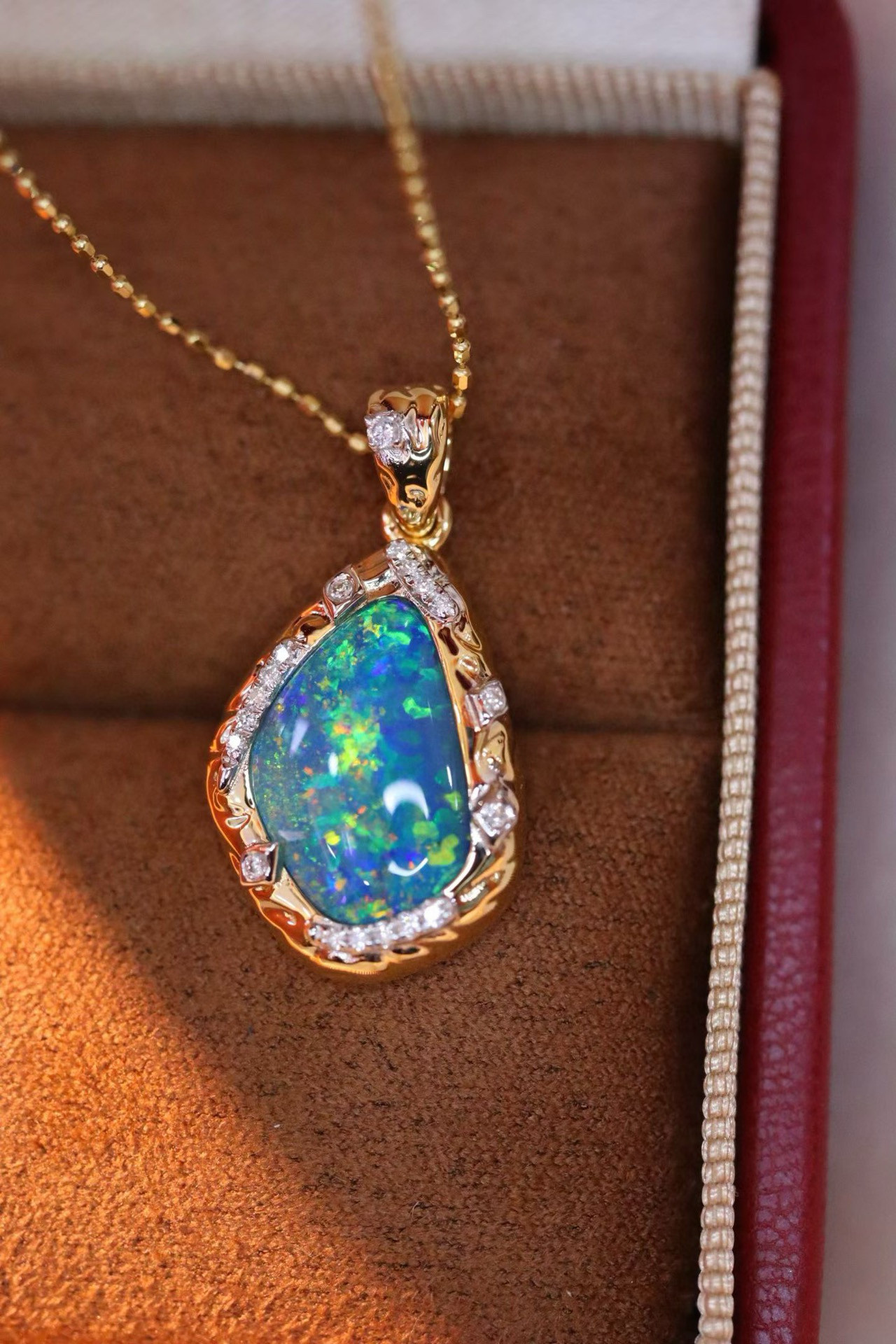 「夢」K18 天然オパール　天然ダイヤモンド　高品質　10月誕生石　希望　純潔　ペンダントのみ　2.54ct