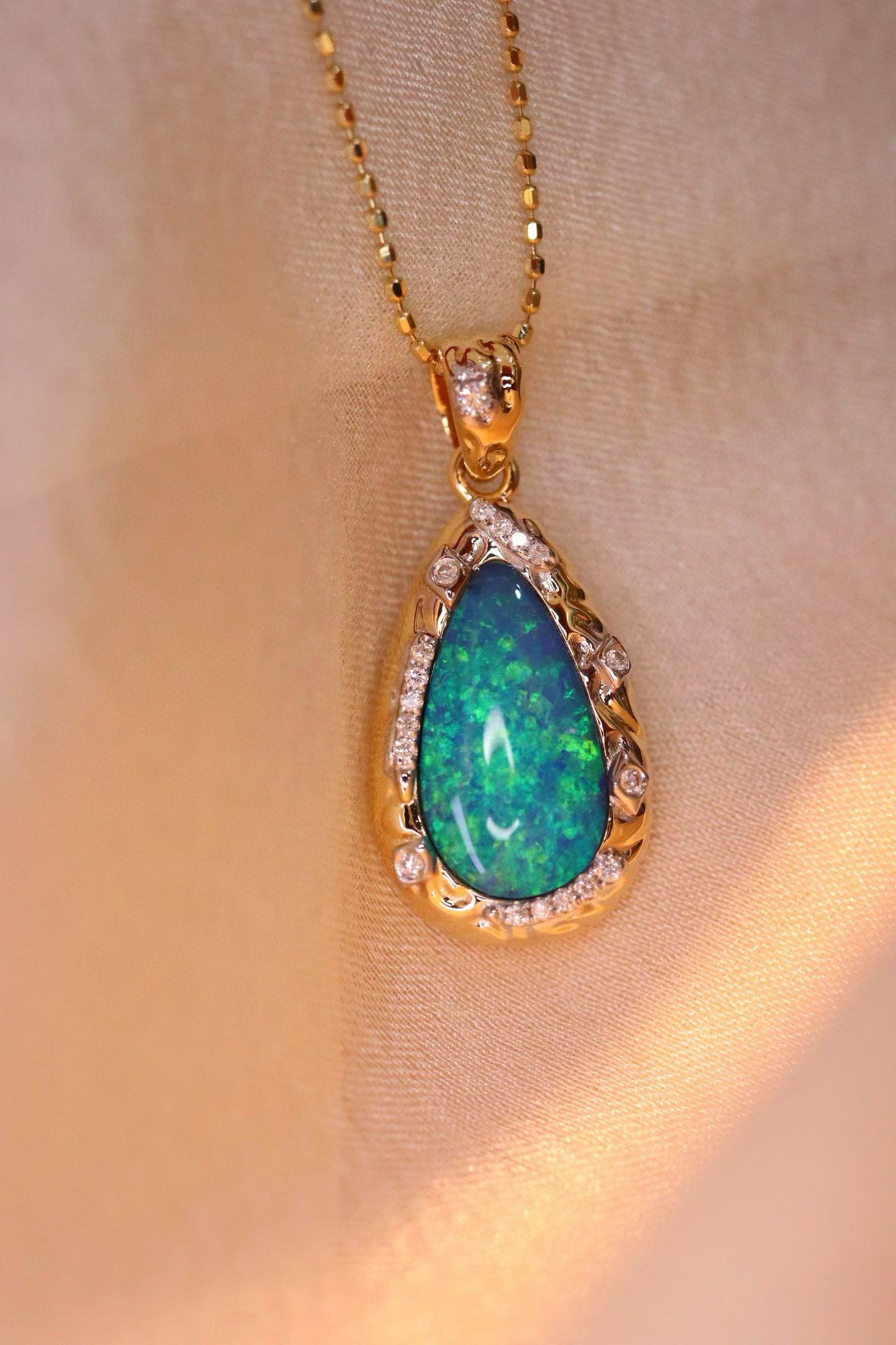「希望」K18 天然オパール　天然ダイヤモンド　高品質　10月誕生石　希望　純潔　ペンダントのみ　2.27ct