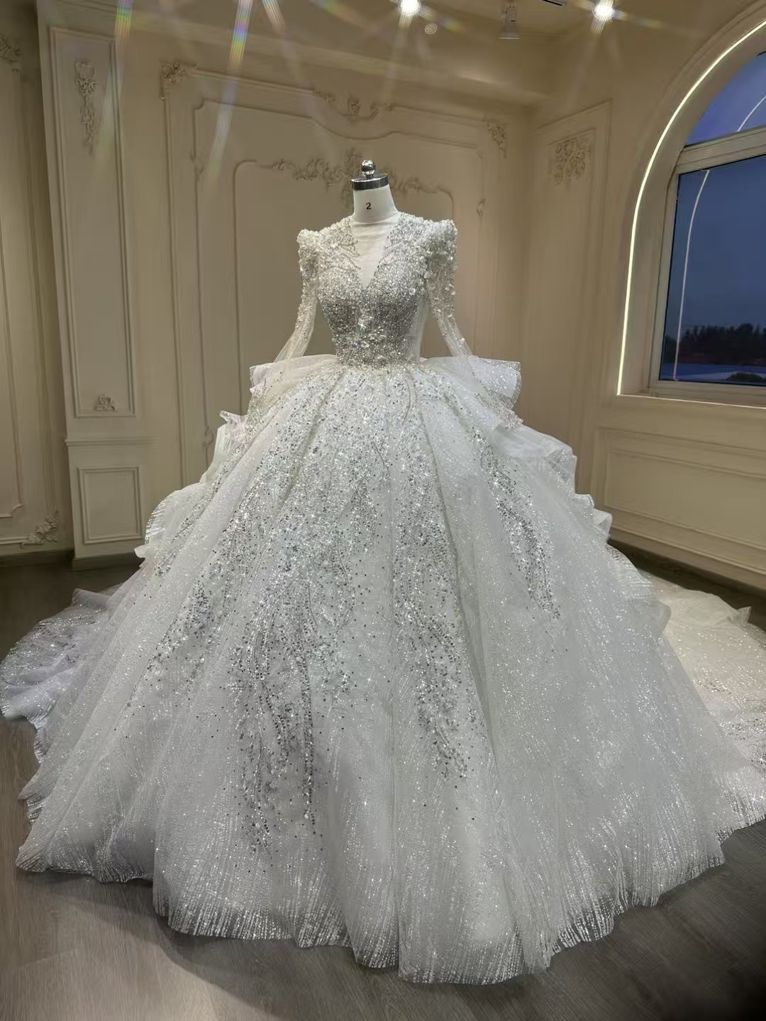 高級感溢れる　vネック　キラキラドレス　王道派　たっぷりビジュー　ビーズ　ロングトレーン　ボリューム　シースルー長袖冬婚