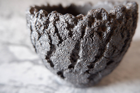 3.5号黒金彩裂紋鉢323　塊根植物　多肉植物　アガベ　盆栽　植木鉢　作家鉢　鉢皿　沖縄 2枚目の画像