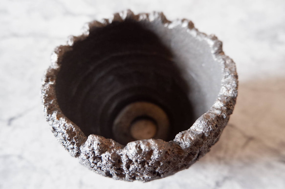 3.5号黒金彩裂紋鉢323　塊根植物　多肉植物　アガベ　盆栽　植木鉢　作家鉢　鉢皿　沖縄 4枚目の画像