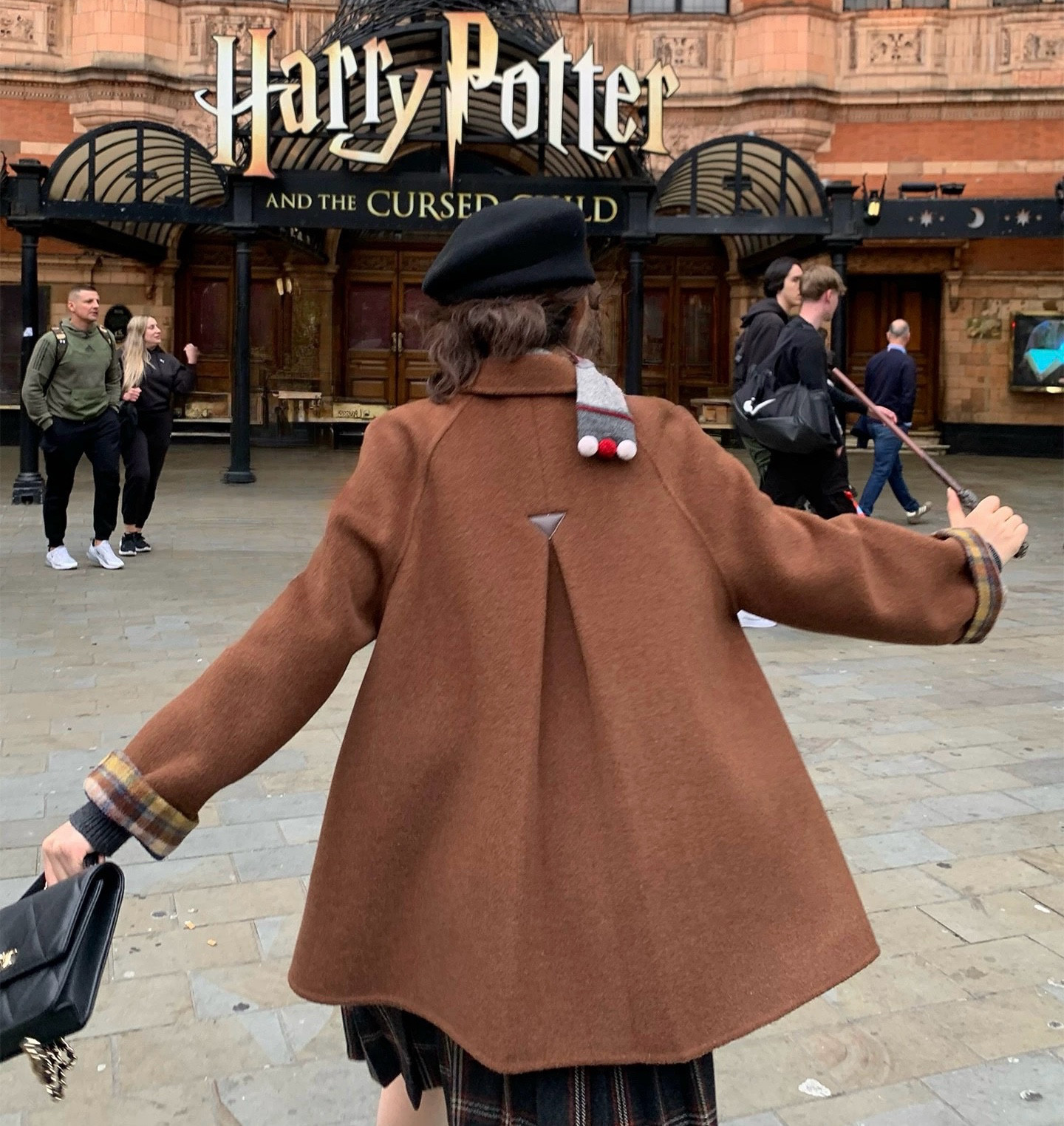 リバーシブル仕様　裏面チェック柄　Aラインウールミドル丈コート【春冬秋】ブラウン・チェック柄