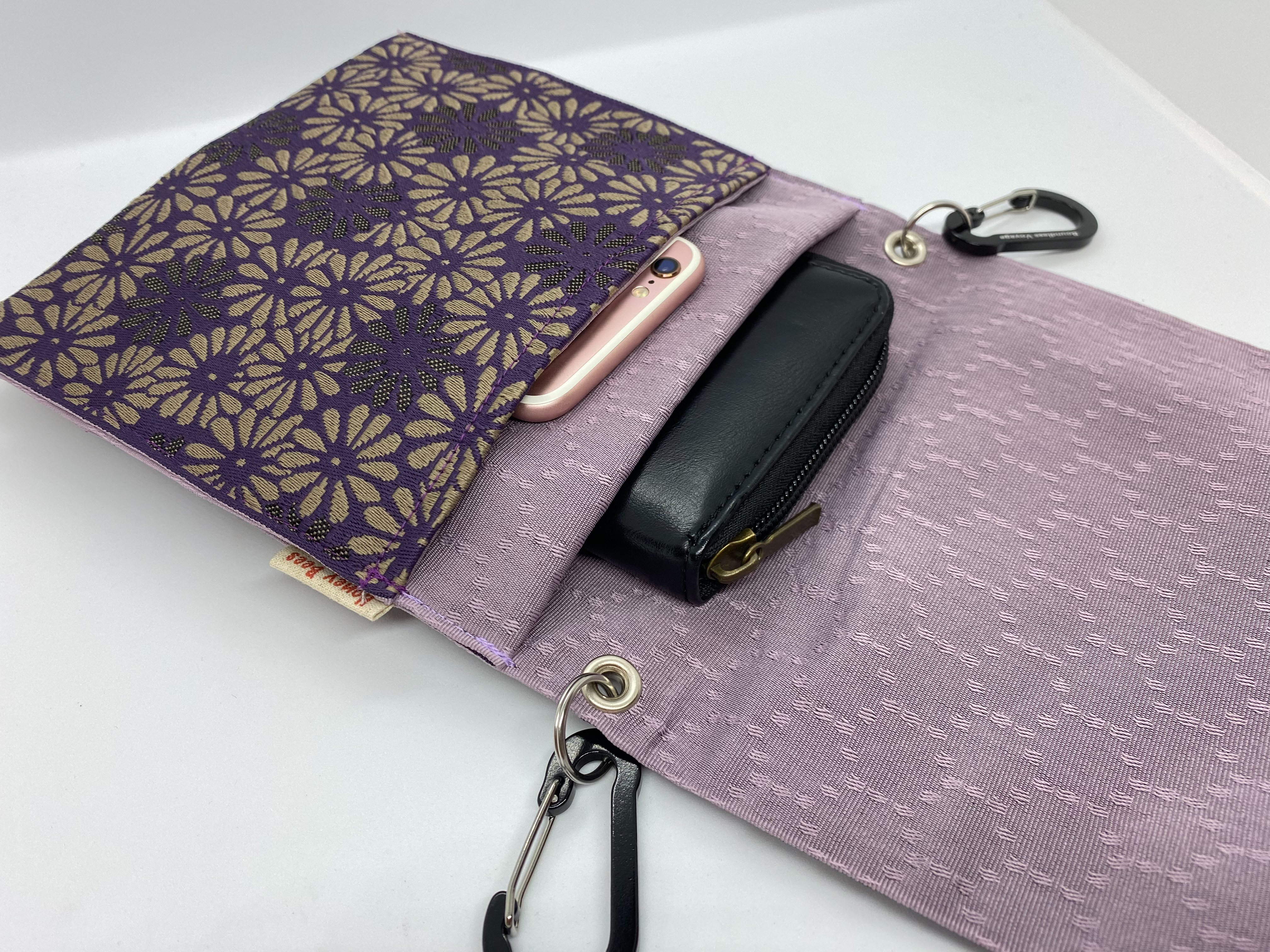 手ぶらでお出かけ！新品の帯地で作ったヒップバッグ「おともし帯（たい）」藤色菊紋　サコッシュ　ポシェット　御朱印帳入れにも