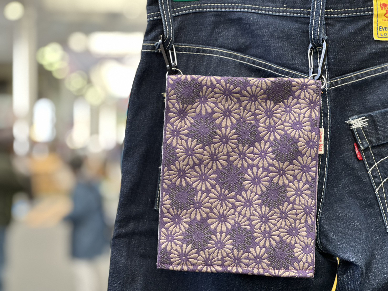 手ぶらでお出かけ！新品の帯地で作ったヒップバッグ「おともし帯（たい）」藤色菊紋　サコッシュ　ポシェット　御朱印帳入れにも