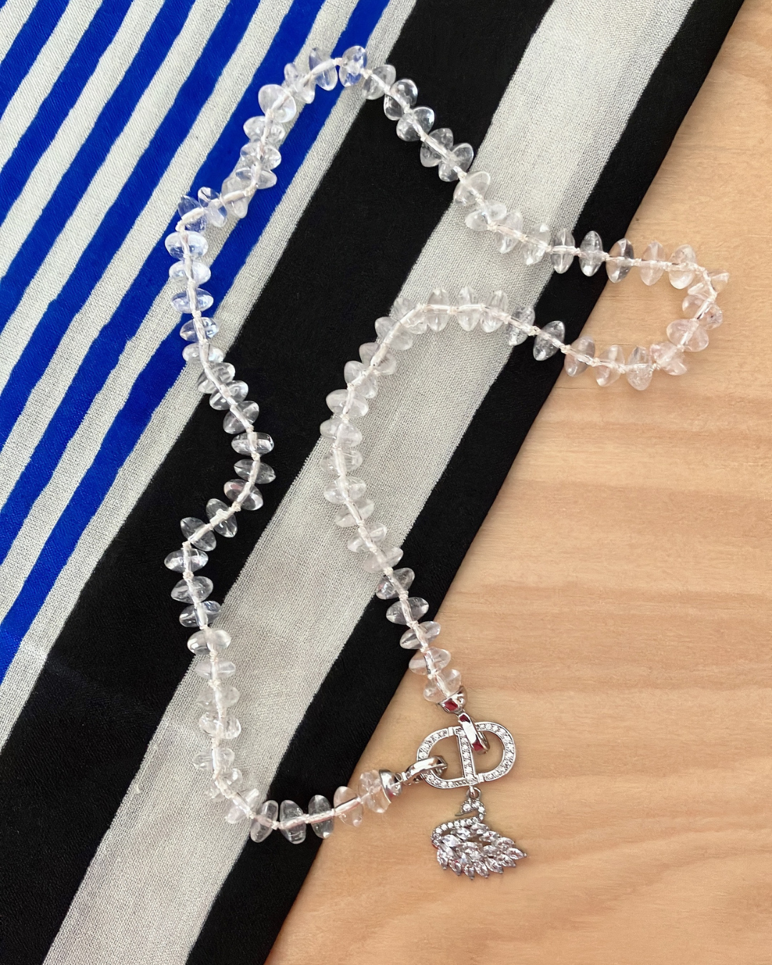 上質な輝きを纏う — 大粒クリスタル × スワンチャーム オールノットネックレス（インポート風デザイン）