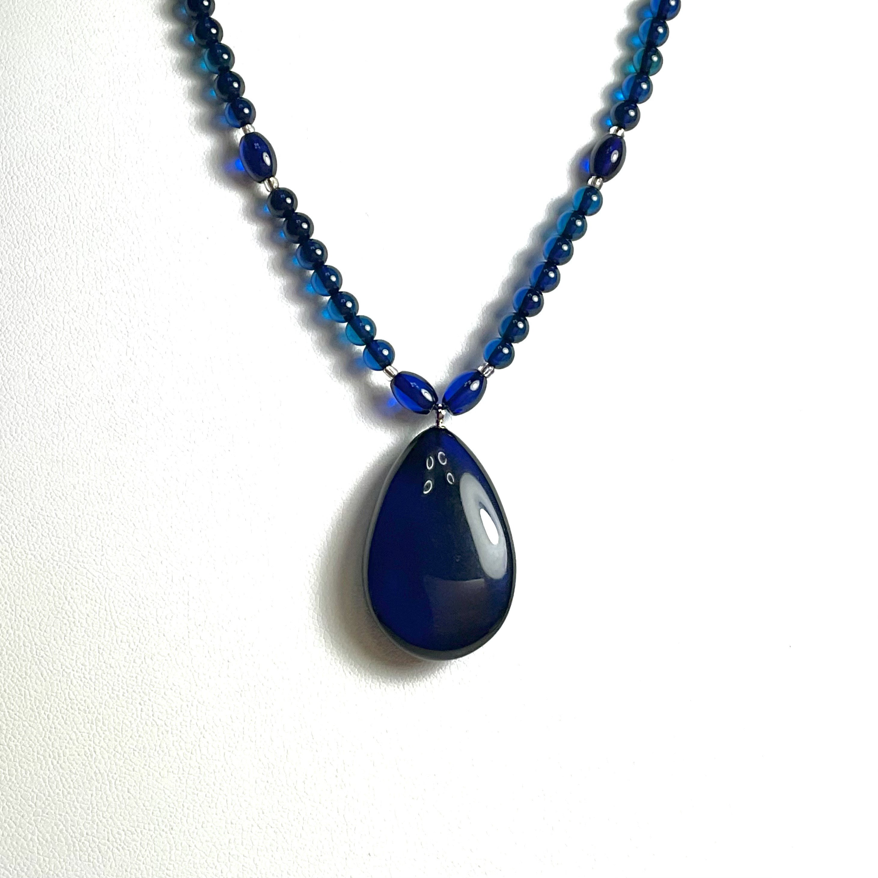 サファイアブルーが美しいリトアニアアンバーのネックレス❣️❣️